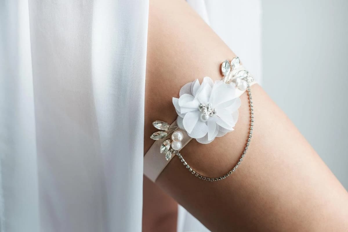 Svadobný podväzok – poznáš jeho tradíciu?